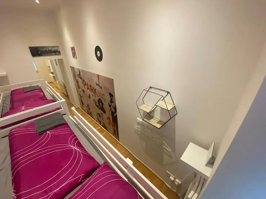Cozy Appartm With + Airport/City Center Connection의 연락처